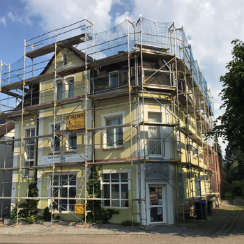 Dachdecker- und Malergerüst für ein historisches Gebäude